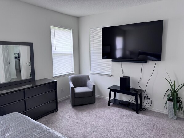 4 habitaciones, tabla de planchar con plancha, wifi y ropa de cama 