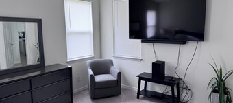 Spacious 4-bedroom house in Palm Bay, king tempur pedic bed, theatre sets big TV