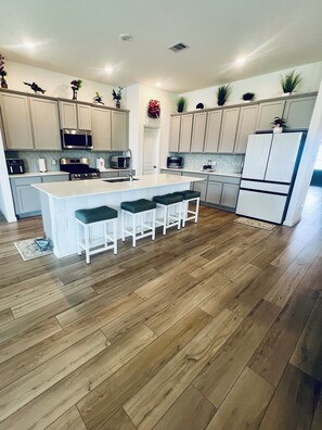 Refrigerador, microondas, horno y parrilla de estufa 