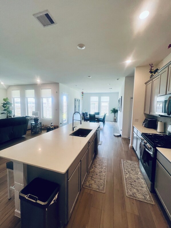 Refrigerador, microondas, horno y parrilla de estufa 