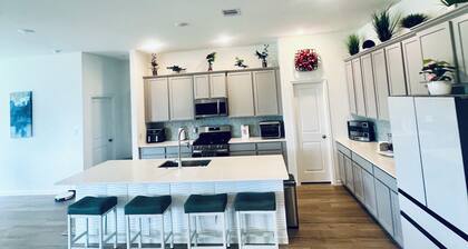 Charming one floor 3-bedroom house with WiFi and AC in La Marque