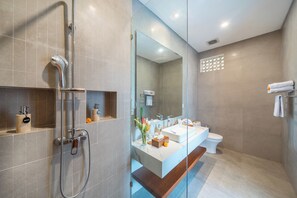 Ducha, artículos de tocador gratuitos, secador de pelo, pantuflas