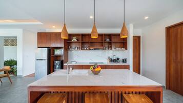 Réfrigérateur, micro-ondes, four, lave-vaisselle