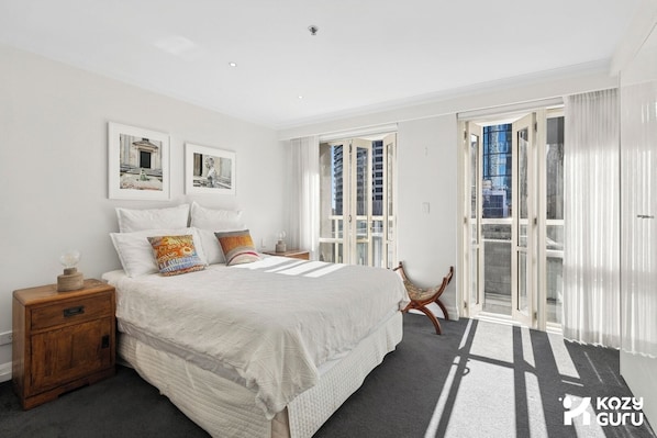3 bedrooms, iron/ironing board, WiFi, bed sheets - KozyGuru | Sydney CBD | Spacious Urban Living (Sydney)