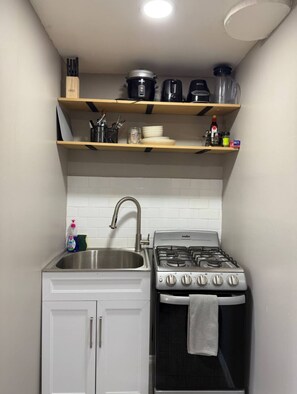 Refrigerador, microondas, horno y parrilla de estufa 