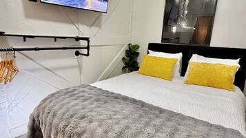 1 Schlafzimmer, Schreibtisch, Bügeleisen/Bügelbrett, Reisekinderbett