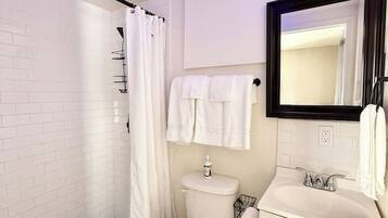 Dusche, Haartrockner, Handtücher, Seife