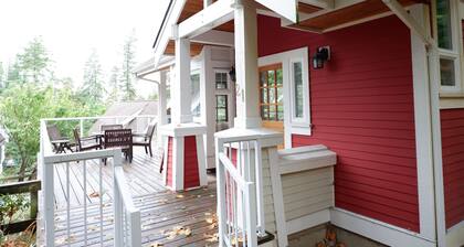 Cottage 21-Cozy Pender Island Cottage
