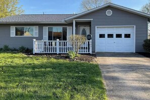 Exterior - 2 King Bedroom Ranch - Hot Tub -Pets and Kids Welcome - Fenced Yard - Smart TV (Gahanna)