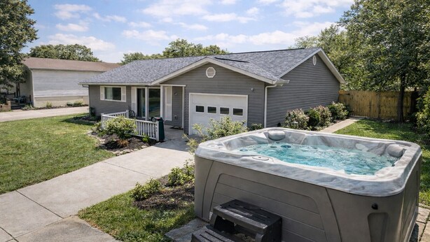 A residential house with a hot tub in the backyard. - 2 King Bedroom Ranch - Hot Tub -Pets and Kids Welcome - Fenced Yard - Smart TV (Gahanna)