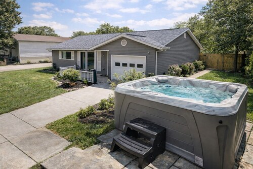 2 King Bedroom Ranch - Hot Tub -Pets and Kids Welcome - Fenced Yard - Smart TV