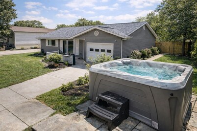 2 King Bedroom Ranch - Hot Tub -Pets and Kids Welcome - Fenced Yard - Smart TV