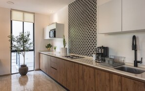 Réfrigérateur, micro-ondes, plaque de cuisson, cafetière/bouilloire