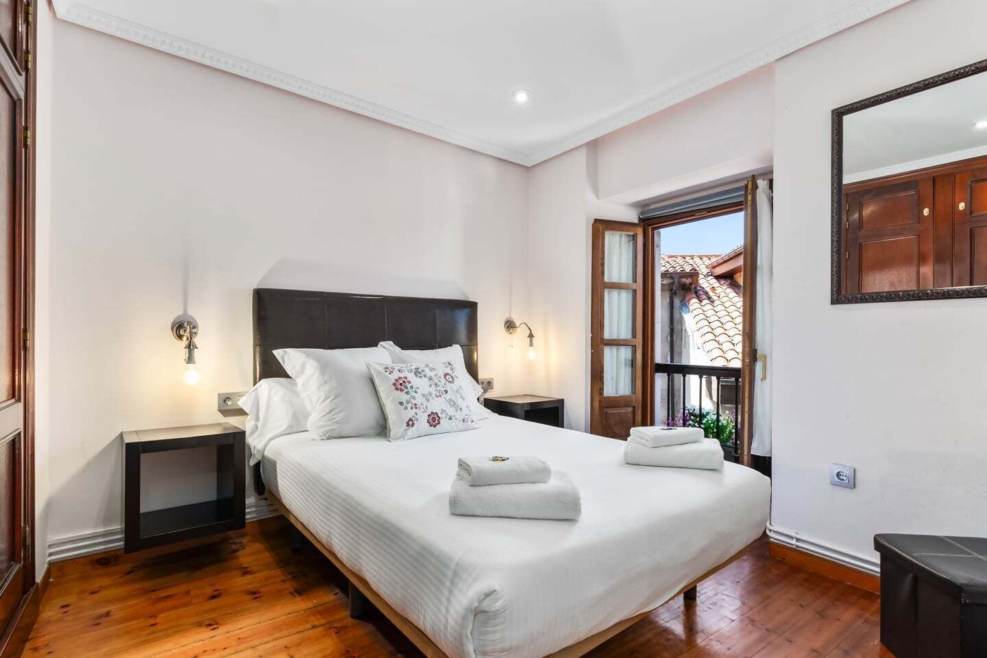 1 dormitorio, tabla de planchar con plancha, wifi y ropa de cama