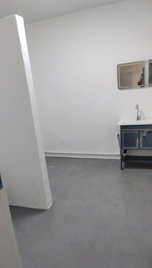 タオル、トイレットペーパー