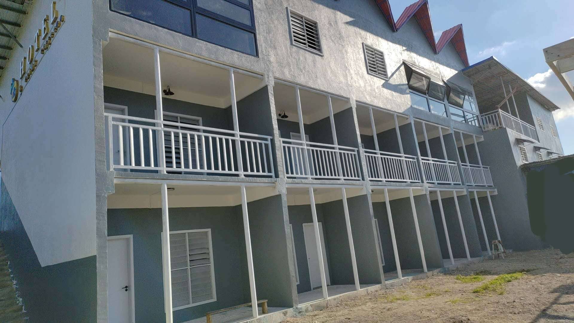 Vista frontal de la propiedad