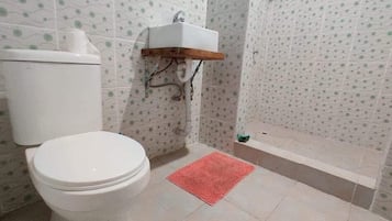 Serviettes fournies, papier toilette