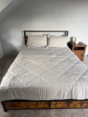 3 bedrooms, iron/ironing board, WiFi, bed sheets