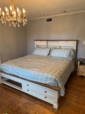 3 bedrooms, iron/ironing board, WiFi, bed sheets