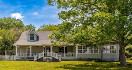 Private 27-Acre Ranch • Sleeps 17 • Game Room & Fire Pit • Near Round Top