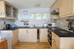 Microwave - Chalet 72 is an elevated, single storey chalet on Kings Chalet Park, Cromer, in easy reach of Cromer (Cromer)