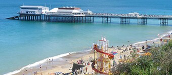 Chalet 72 is an elevated, single storey chalet on Kings Chalet Park, Cromer, in easy reach of Cromer