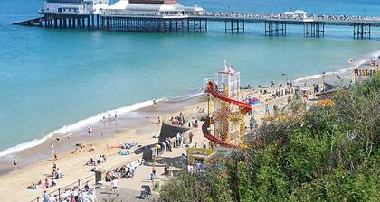 Chalet 72 is an elevated, single storey chalet on Kings Chalet Park, Cromer, in easy reach of Cromer