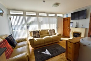 Living area - Chalet 72 is an elevated, single storey chalet on Kings Chalet Park, Cromer, in easy reach of Cromer (Cromer)