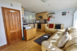 Living area - Chalet 72 is an elevated, single storey chalet on Kings Chalet Park, Cromer, in easy reach of Cromer (Cromer)
