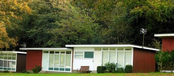 Chalet 72 is an elevated, single storey chalet on Kings Chalet Park, Cromer, in easy reach of Cromer
