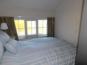 2 bedrooms, iron/ironing board, bed sheets