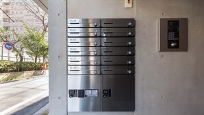 A metallic elevator control panel with numbered buttons and a digital display.