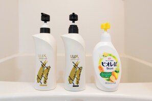 Hårtork, bidé, handdukar och tvål
