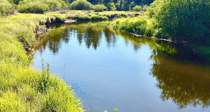 Sunriver Beaver Hut, with roof top terrace and direct river access!