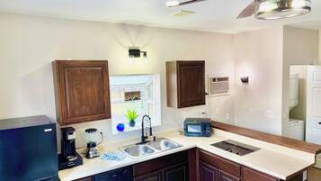 Cafeteira/chaleira, geladeira, micro-ondas, cooktop
