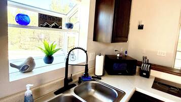 Coffee/tea maker, fridge, microwave, stovetop