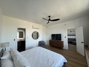 Unclassified image, 3 of 11, button - Retro-Chic Escape #208 (Klamath Falls)