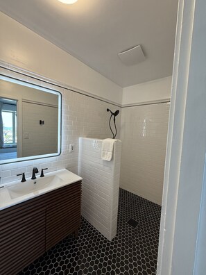 Unclassified image, 5 of 11, button - Retro-Chic Escape #208 (Klamath Falls)