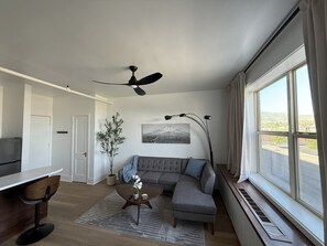 Smart TV - Retro-Chic Escape #208 (Klamath Falls)