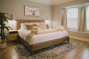 2 室のベッドルーム、デスク、アイロン / アイロン台、旅行用ベビーベッド