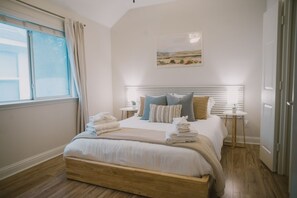 3 soverom, skrivebord, strykejern/-brett og reiseseng for barn