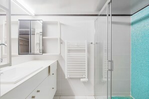 Hair dryer, towels - Blueground | Vivienne, view, nr Palais Garnier (Paris)