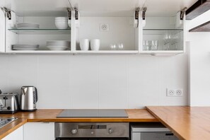Fridge, microwave, oven, stovetop - Blueground | Vivienne, view, nr Palais Garnier (Paris)