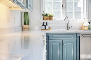 シャワー、タオル、石鹸、トイレットペーパー