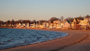 Un quartier résidentiel situé sur la côte, avec des maisons construites le long du littoral.