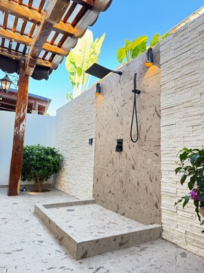Deluxe Villa | Living room | 65-inch Smart TV with cable channels - Palmilla Sunscape By GEstores (Mazatlán)