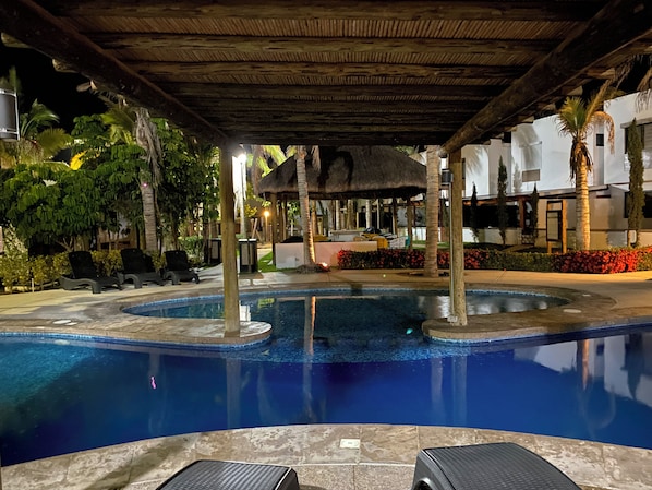 Una piscina al aire libre (de 09:00 a 22:00), sombrillas, tumbonas