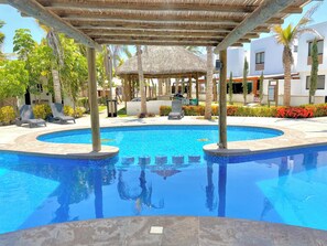 Piscine extérieure, parasols de plage, chaises longues