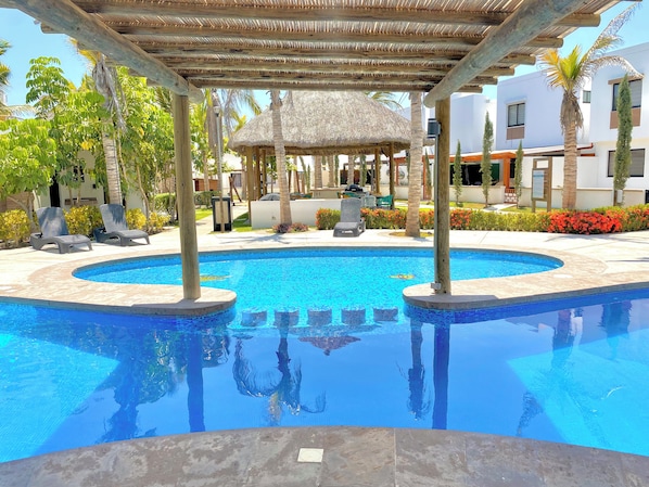 Piscina externa, funciona das 9h às 22h, guarda-sóis, espreguiçadeiras