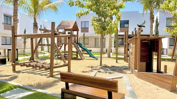 Área de juegos infantiles al aire libre